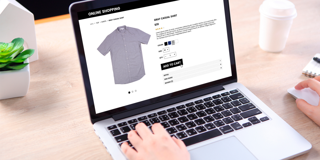 persona buscando una camisa en una tienda online